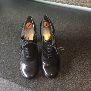 Nine West, black leather Oxford-style heeled pumps, like new, size 7 US B